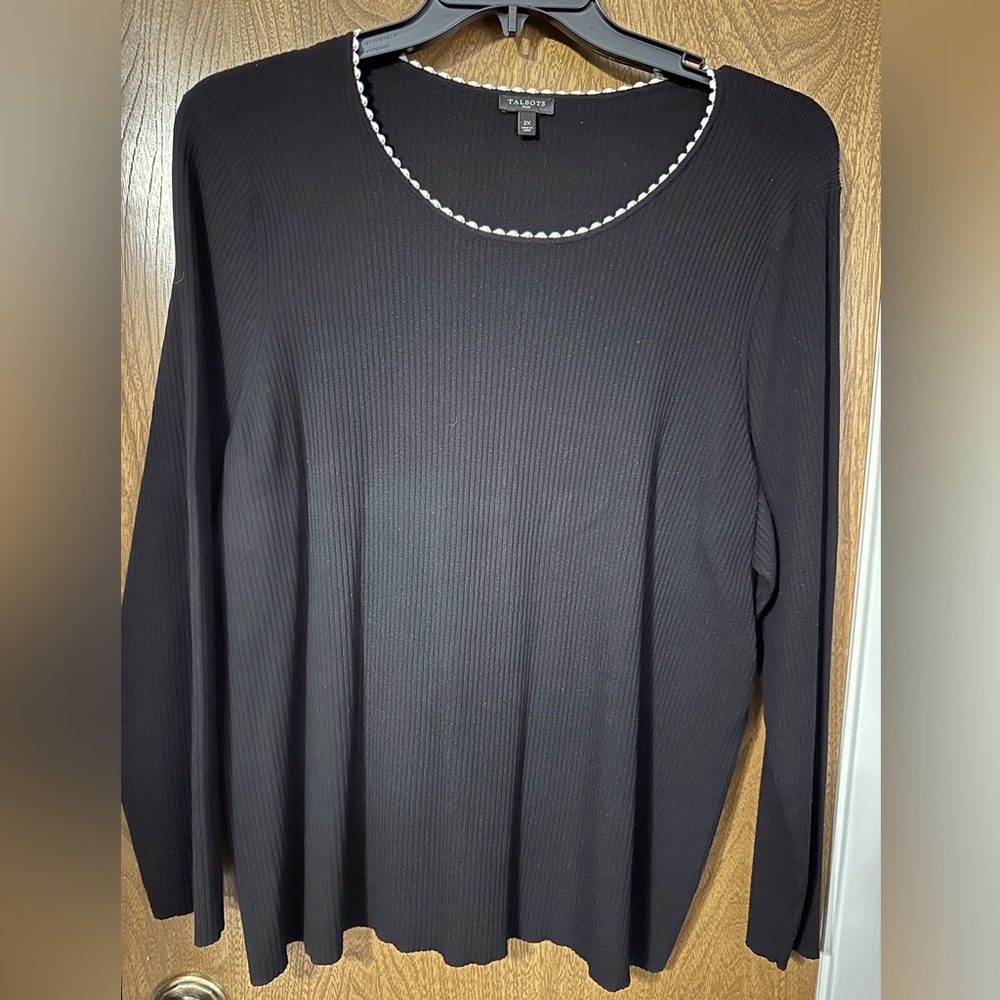 Size 2X Rich black spring sweater with white scallop detail at neck.